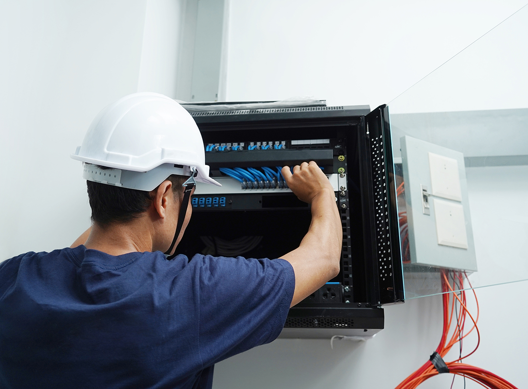 Installer racking network equipment